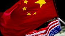 2019***Die US-amerikanische (unten) und chinesische Nationalflaggen wehen vor einem Hotel. Trotz der Absage des Asien-Pazifik-Gipfels im November in Chile wollen China und die USA an dem Zeitplan für ihre Handelsgespräche festhalten. Beide Länder arbeiteten derzeit daran, einen neuen Ort für die Unterzeichnung der «Phase eins» des Abkommens auszuwählen, schrieb US-Präsident Trump am Donnerstag, den 31.10.2019, auf Twitter. +++ dpa-Bildfunk +++