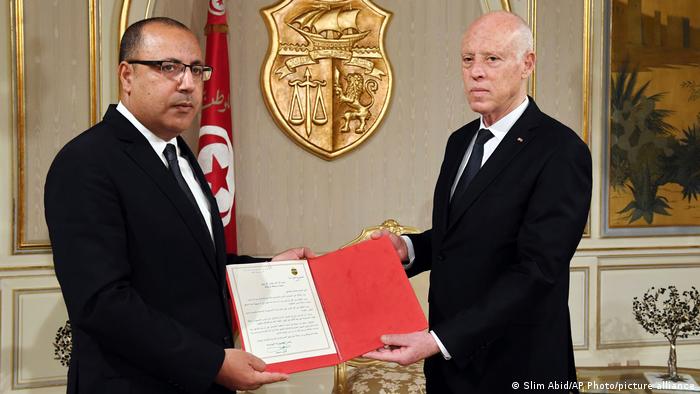 Tunus Cumhurbaşkanı Said ve görevden aldığı Başbakan el Meşişi (Foto: Arşiv)
