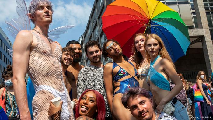 Eine Gruppe Demonstrierender beim CSD Berlin 2021 posiert für ein Foto.