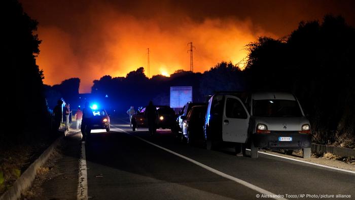 Il fuoco si accende di notte in Sardegna 