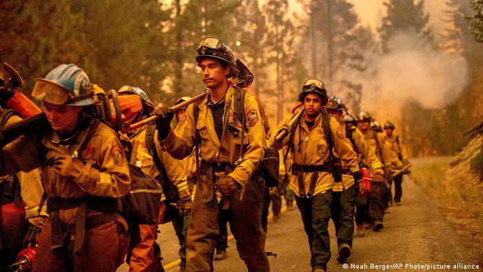 Los bomberos de Cal Fire luchan contra el incendio de Dixie cerca de Prattville en el condado de Plumas, California.