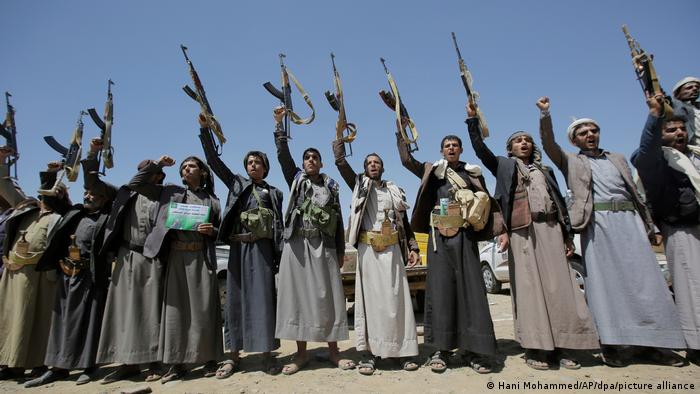 Huthi-Kämpfer mit erhobenen Gewehren