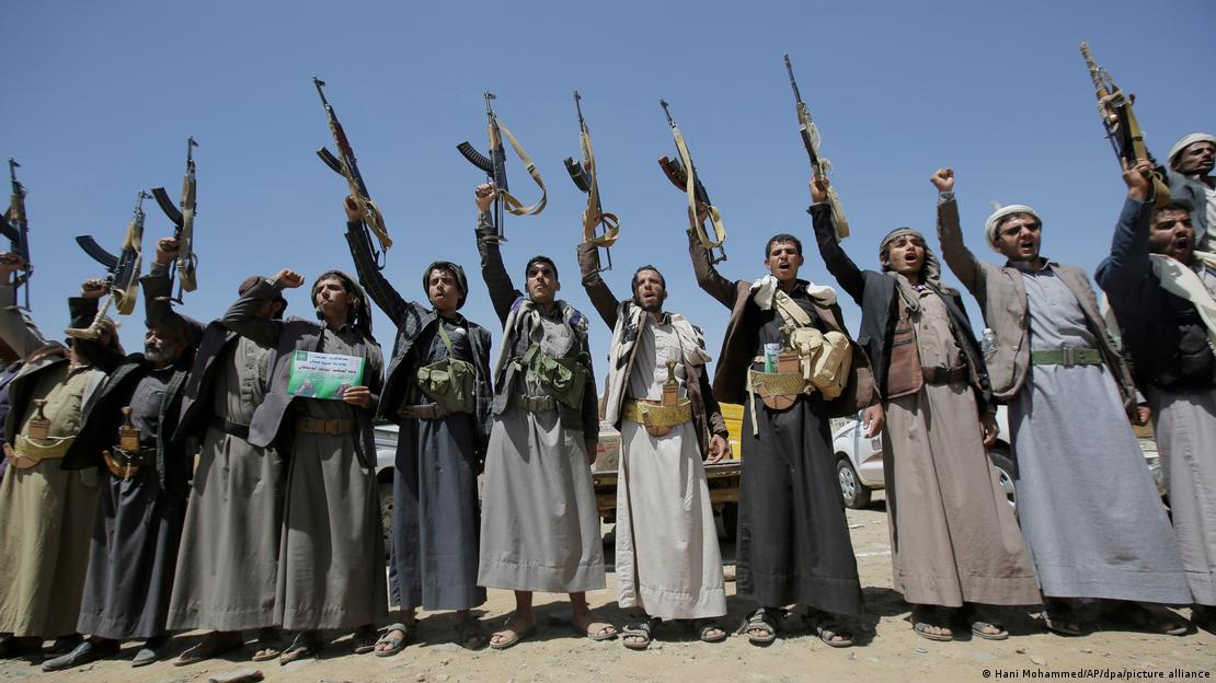 Pamje nga lufta civile në Jemen - Huthi të veshur me veshjet e gjata karakteristike dhe duke mbajtur lart armët