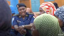 Das Video berichtet über eine Polizistin in Niger, Hassane Haousseize Zouera. Sie hat dieses Jahr den UNO-Preis für die Bevölkerung gewonnen. In ihrer Arbeit bekämfpt sie Frauengewalt. 