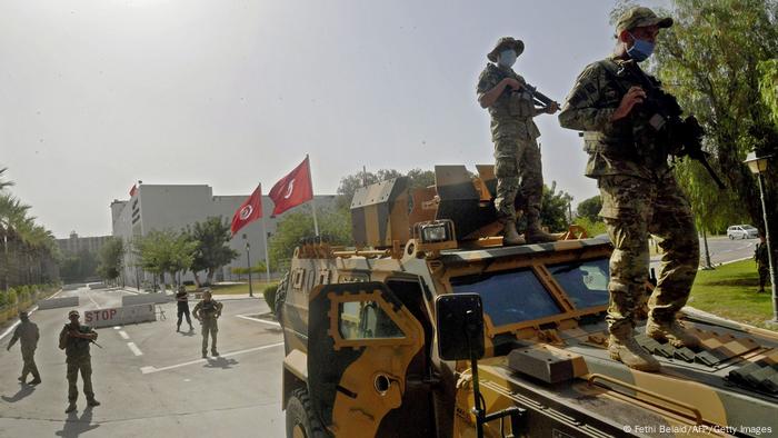 Tunus'ta ordu meclis binasını ablukaya aldı