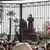 تبادل مناصرو قيس سعيد وراشد الغنوشي الشتائم أمام البوابة الخارجية للبرلمان