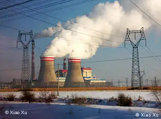 Chinas Kohlekraftwerke sind meist nicht mit umweltfreundlicher Technik ausgestattet. Vor allem bei den unzählbaren, oft illegalen kleinen Fabriken in den einzelnen Provinzen, werde Schindluder betrieben. Aufgenommen von Xiao Xu am 15.12.2009 im Heilongjiang Provinz. 