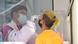 Funcionarios sanitarios recogen muestras en Bangkok, Tailandia. Funcionarios sanitarios recogen muestras en Bangkok, Tailandia.
