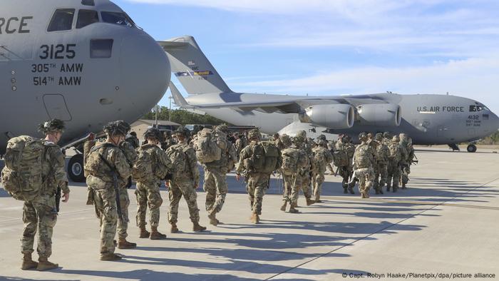 Fallschirmjäger der 82. Luftlandedivision der US-Armee vor Transportflugzeugen Fallschirmjäger der 82. Luftlandedivision der US-Armee vor Transportflugzeugen