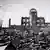 Hiroshima nach dem Atombombenabwurf am 6.August 1945 - Trümmer und das Skelett eines Ausstellungsgebäudes mit Turm und Gestell einer Kuppel