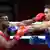 Beim olympischen Boxturnier 2021 in Tokio trifft der Marokkaner Youneess Baalla den Neuseeländer David Nyika am Kopf. 