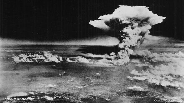Schwarz-weiß-Aufnahme des Explosions-Pilzes über Hiroshima