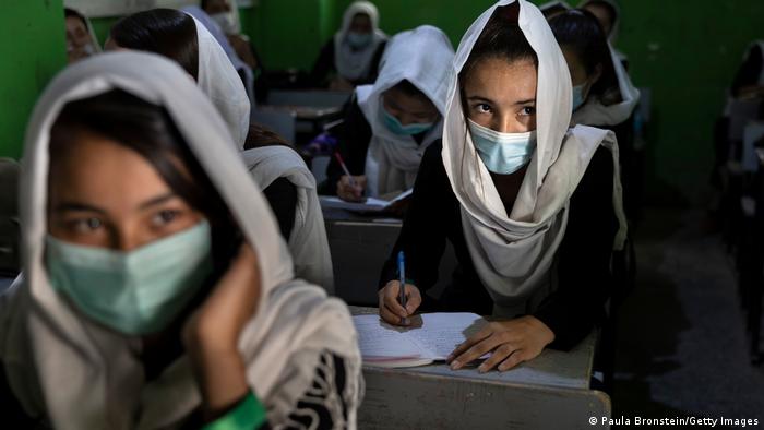 Ragazza afgana a scuola.