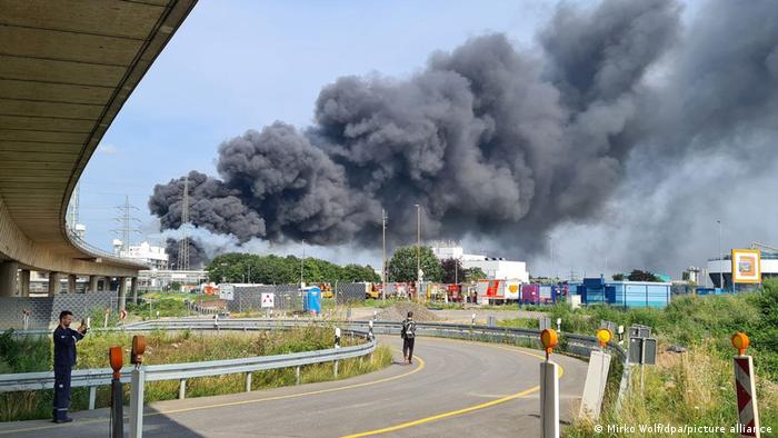 Deutschland Rauchwolke über Chemiepark Leverkusen