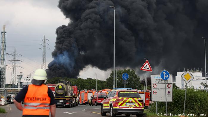 Chmura czarnego dymu nad parkiem przemysłowym w Leverkusen po wtorkowej eksplozji