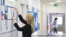 Eine Mitarbeiterin hängt am 06.05.2014 eine Stellenausschreibung an der Info-Wand des Career-Service in der SRH Hochschule Berlin aus. Die private Managementhochschule ist spezialisiert auf englisch- und deutschsprachige Bachelor- und Masterstudiengänge mit wirtschaftswissenschaftlichen Schwerpunkten. 750 Studenten aus 60 Nationen sind in 13 Studiengängen eingeschrieben. Foto: Jens Kalaene/dpa