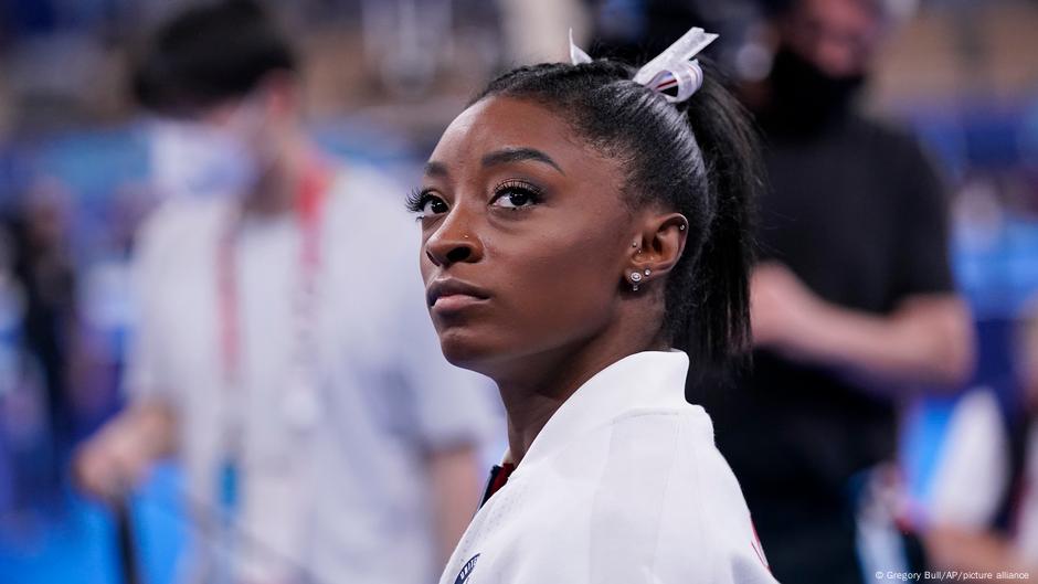 Turnerin Simone Biles beugt sich dem Druck