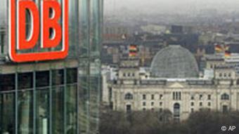 Logo der Deutschen Bahn an ihrem Hauptsitz in Berlin (Foto: AP)