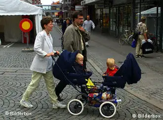 在生育率下降的德国，这个家庭堪称模范家庭。不过，妻子只能当全职家庭主妇了。