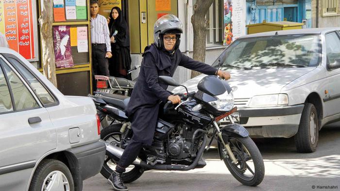 Motorrad fahren bleibt im Iran für Frauen verboten