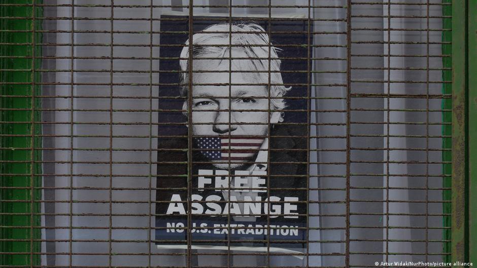 Free Julian Assange Banner Proteste 