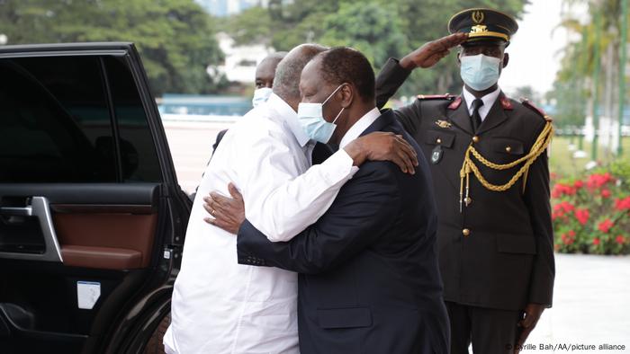Accolade entre Alassane Ouattara et Laurent Gbagbo, le 27 juillet 2021, au palais présidentiel