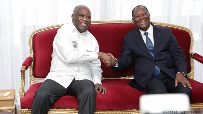 Poignée de main entre Laurent Gbagbo et Alassane Ouattara, au palais présidentiel, le 27 juillet 2021 Poignée de main entre Laurent Gbagbo et Alassane Ouattara, au palais présidentiel, le 27 juillet 2021