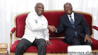 L'ex-président Laurent Gbagbo serre la main d'Alassane Ouattara