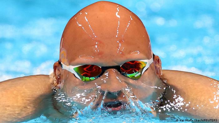 ماتی ماتسون، شناگر فنلاندی در مرحله نیمه‌نهایی شنای ۲۰۰ متر قورباغه.