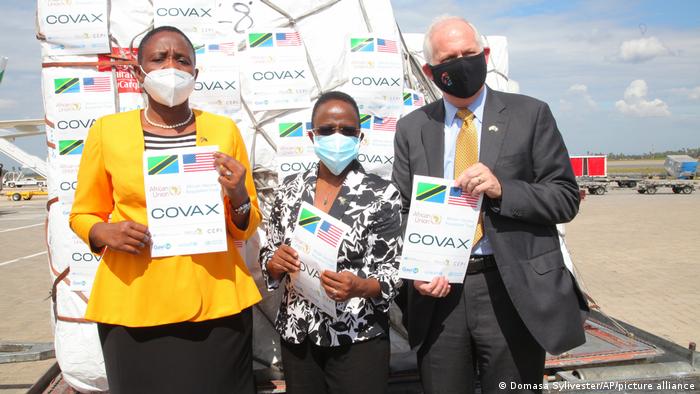 Ministra da Tanzânia (esq.) recebe doação de lote de vacinas pelo sistema Covax
