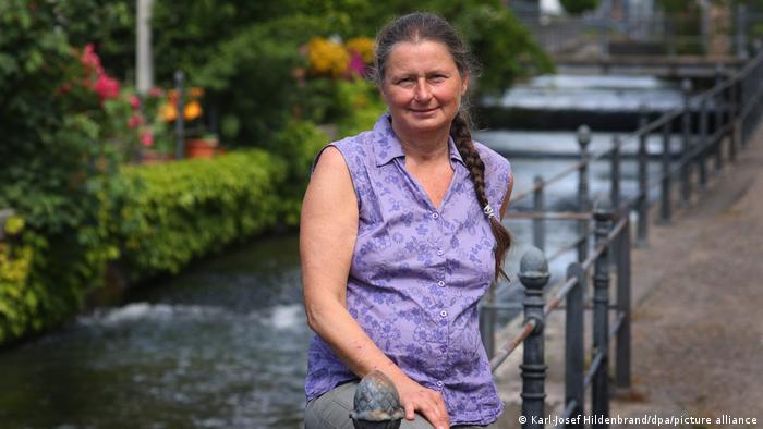 Christian Reigns sitzt auf dem Zaun am Fischbach