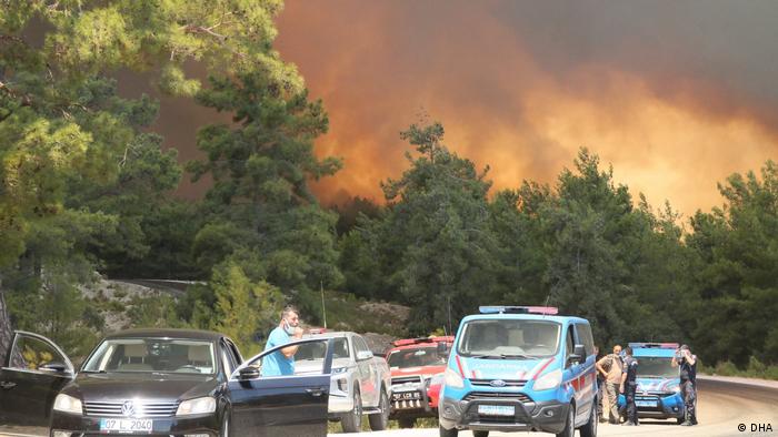 Türkei I Waldbrand in Antalya bedroht Wohnviertel