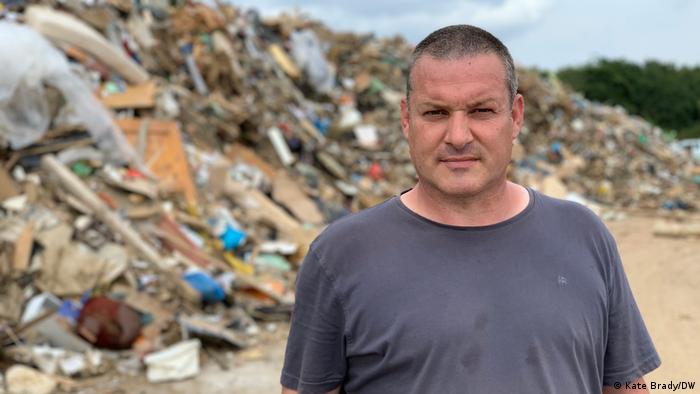 Bir organik gübre tesisi işleten Ralf Schäfer, çöp depolama alanlarının yükünü hafifletmek amacıyla, işletmesini geçici olarak belediyenin kullanımına açmış.