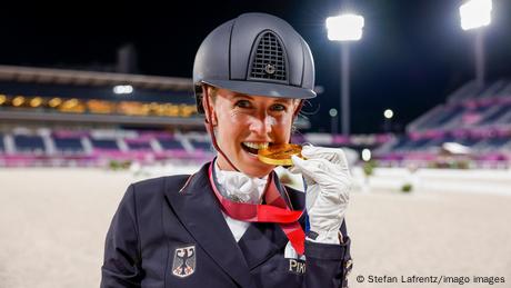 Jessica von Bredow-Werndl: Doppel-Gold bei der Olympia-Premiere