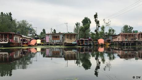 <div>Kashmir lockdowns put houseboats' survival at risk</div>