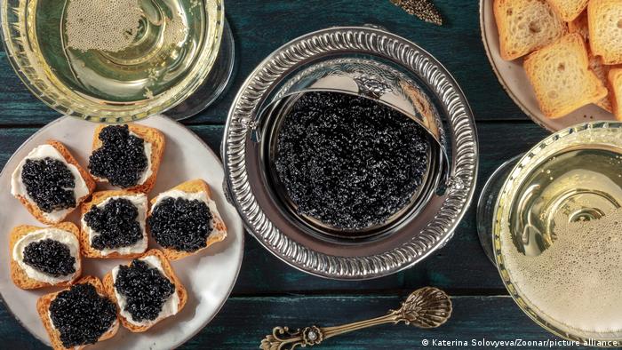 Kaviar und Champagner auf einem Tisch
