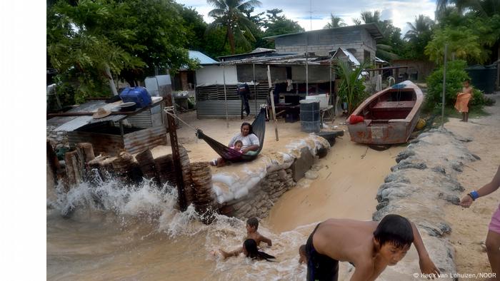 La lucha contra el nivel del mar en Kiribati.