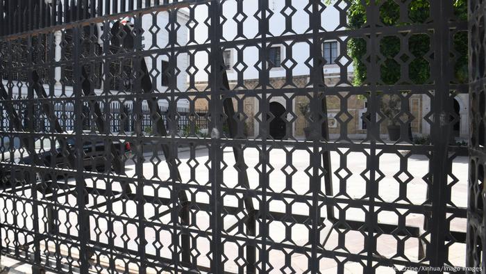 Sinnbild für die Krise Tunesiens: der verschlossene Amtssitz des Ministerpräsidenten in der Hauptstadt Tunis Sinnbild für die Krise Tunesiens: der verschlossene Amtssitz des Ministerpräsidenten in der Hauptstadt Tunis