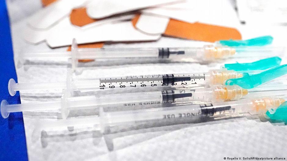 Google und Facebook führen Impfpflicht ein