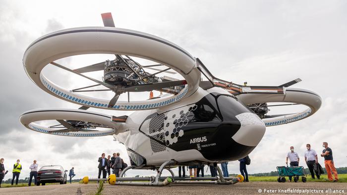 El CityAirbus, un modelo de taxi aéreo de aproximadamente 2,3 toneladas aterriza después de un vuelo de prueba. El gigante aeronáutico Airbus ha estado trabajando en el dron de pasajeros por varios años. La ciudad de Ingolstadt, en Alemania, se convertirá en una región modelo para este tipo de taxis aéreos en el futuro. ¡Todos a bordo!