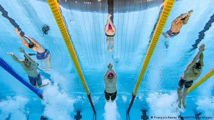 پیکار شناگران در پیکار نهایی شنای آزاد ۱۰۰ متر مردان؛ کائلب درسل (راست)، از آمریکا توانست با شکستن رکورد جهان مدال طلا را به دست آورد.