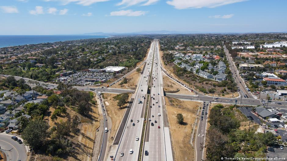 カリフォルニア州、移民向け17,000件の営業許可を取り消す – DW – 2025年11月14日