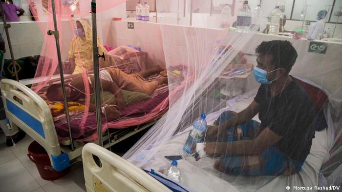 Pacientes com covid e dengue em hospital de Bangladesh