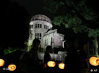 广岛市民为原子弹大爆炸死难者举行烛光纪念活动