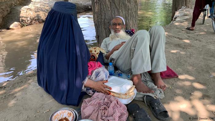 یوه بې ځایه شوې کورنۍ د ولې پر غاړه د ونې سیوري ته اړولي دي. د دوبي په موسم کې ښځې، ماشومان او زاړه خلک له سخت حالت سره مخامخ دي. یوه بې ځایه شوې کورنۍ د ولې پر غاړه د ونې سیوري ته اړولي دي. د دوبي په موسم کې ښځې، ماشومان او زاړه خلک له سخت حالت سره مخامخ دي.