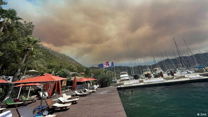 Marmaris'teki yangına havadan ve karadan müdahale ediliyor Marmaris'teki yangına havadan ve karadan müdahale ediliyor