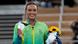 A ginasta Rebeca Andrade segura a medalha de prata com a mão direita e sorri. A ginasta Rebeca Andrade segura a medalha de prata com a mão direita e sorri.
