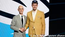 Franz Wagner (r) posiert für ein Foto mit NBA-Kommissar Adam Silver nachdem er während des NBA-Basketball-Drafts als achter Spieler ausgewählt wurde. +++ dpa-Bildfunk +++