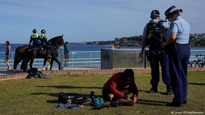 Patrulha policial fiscaliza litoral da cidade de Sydney