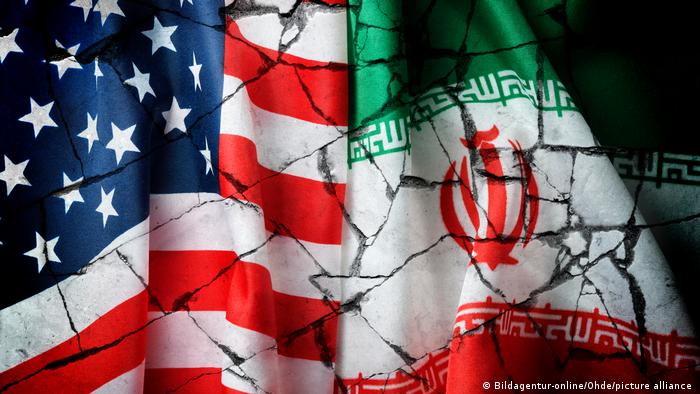 Fahnen von USA und Iran auf gebrochenem Grund | Symbolbild